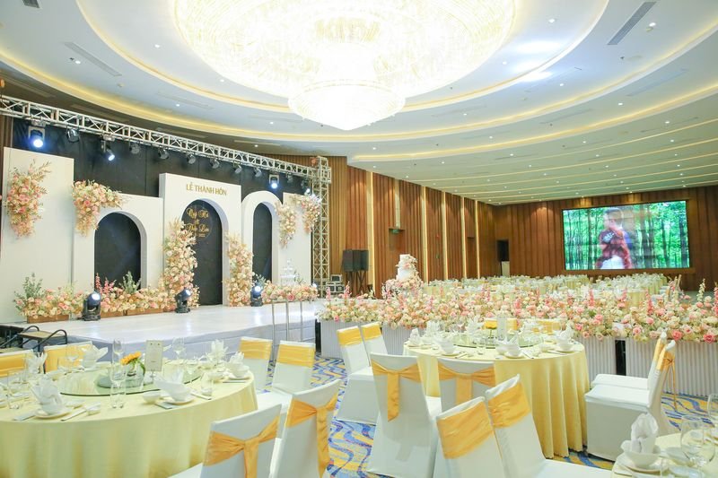 Sảnh tiệc lộng lẫy sẵn sàng chào đón các cặp đôi